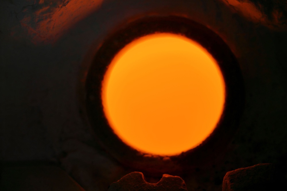 炉の中で真っ赤に溶けたガラス