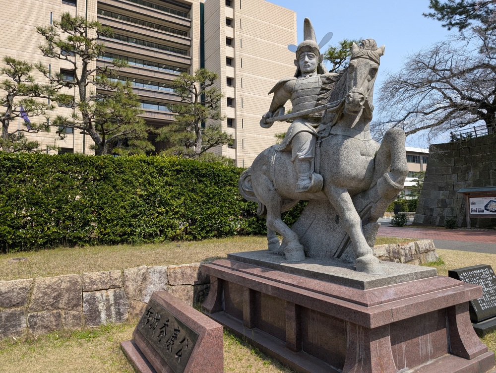 県庁前にある結城秀康公の像。中国っぽい像なのは、制作者が福井の姉妹都市である浙江省の人だから