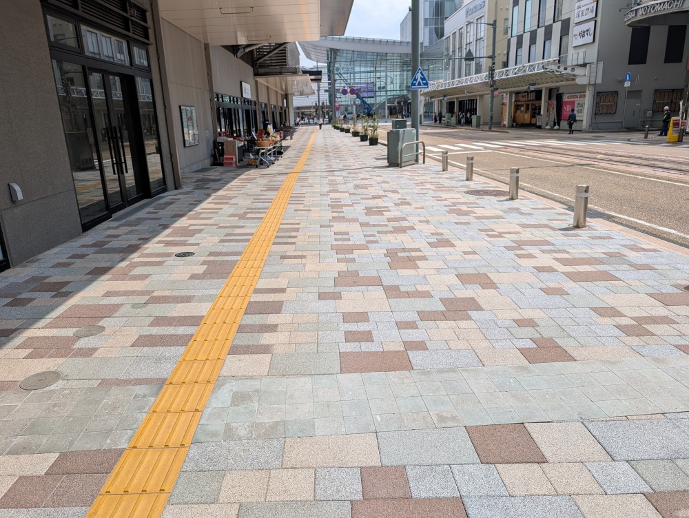 このラインまでがお堀でした、という印です