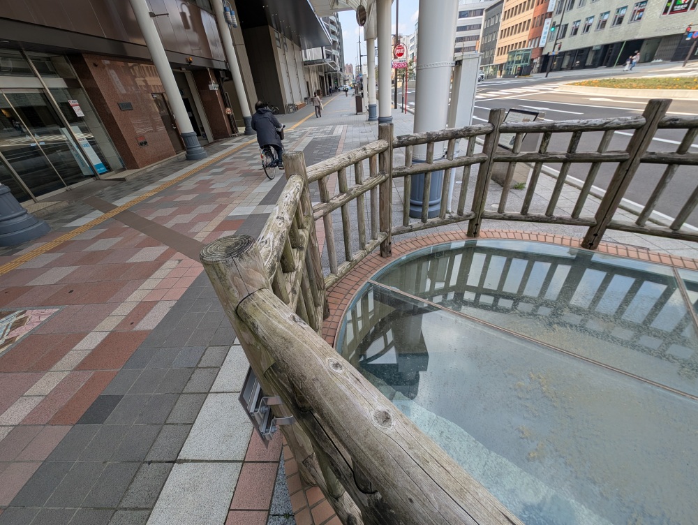 そしてこのラインの延長線上に、再開発のときに出てきた石垣も見ることが出来ます