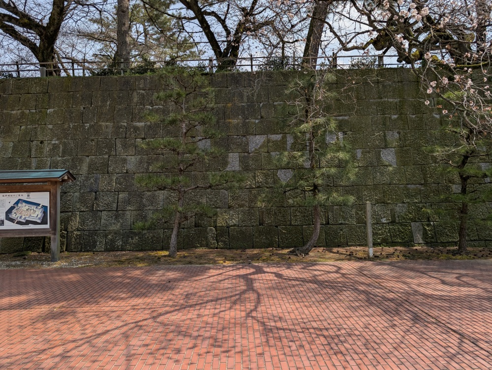 石垣をよく見てみると、建物を差し込む柱の跡もあったりします