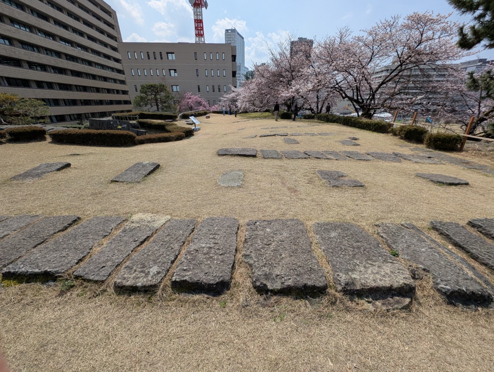 天守跡の石垣も残っています