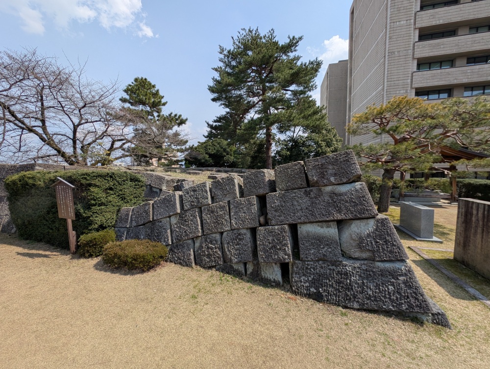 天守跡の隣にも小天守跡がありますが、石垣が崩れています。これは1948年に起きた福井地震の際に崩れたもので、その被害の大きさを残しておこうとこのままにしています