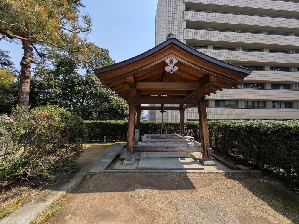 ちょうどこの奥、真東に井戸があり、その井戸にトンネルがつながっていました。今はその井戸は閉じられています