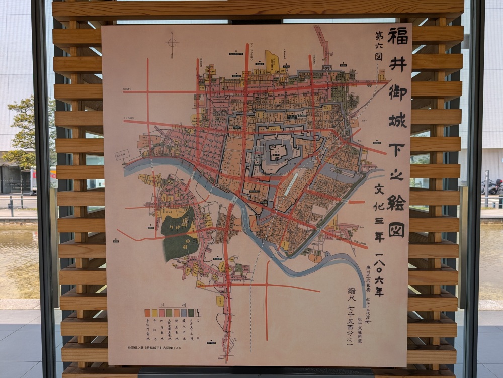 公園内の休憩所内に1806年制作の福井城下マップがあります。