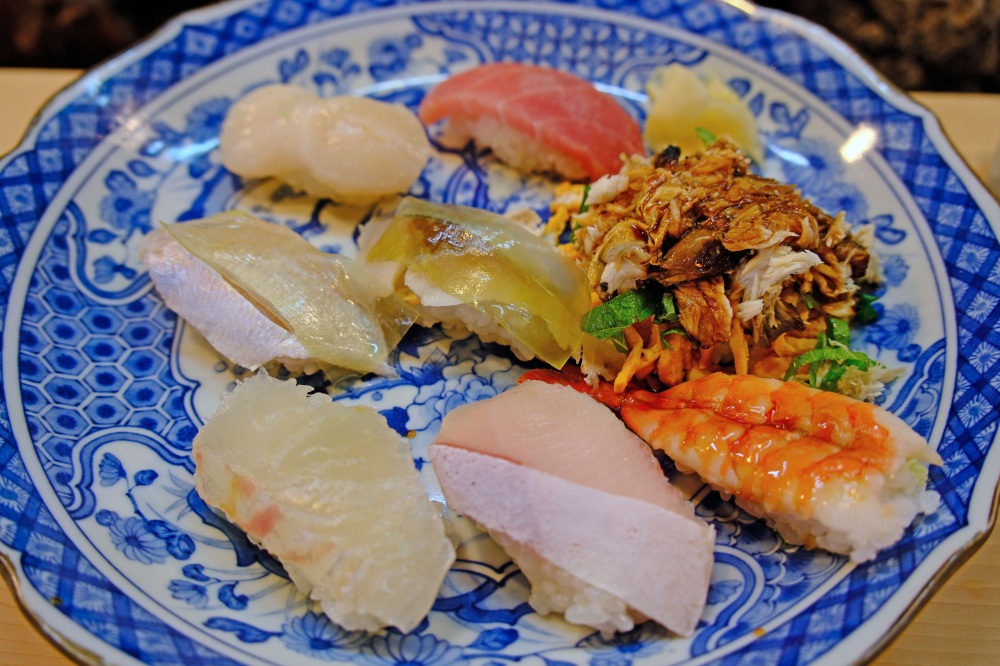 すし政のにぎりと名物の三種盛り