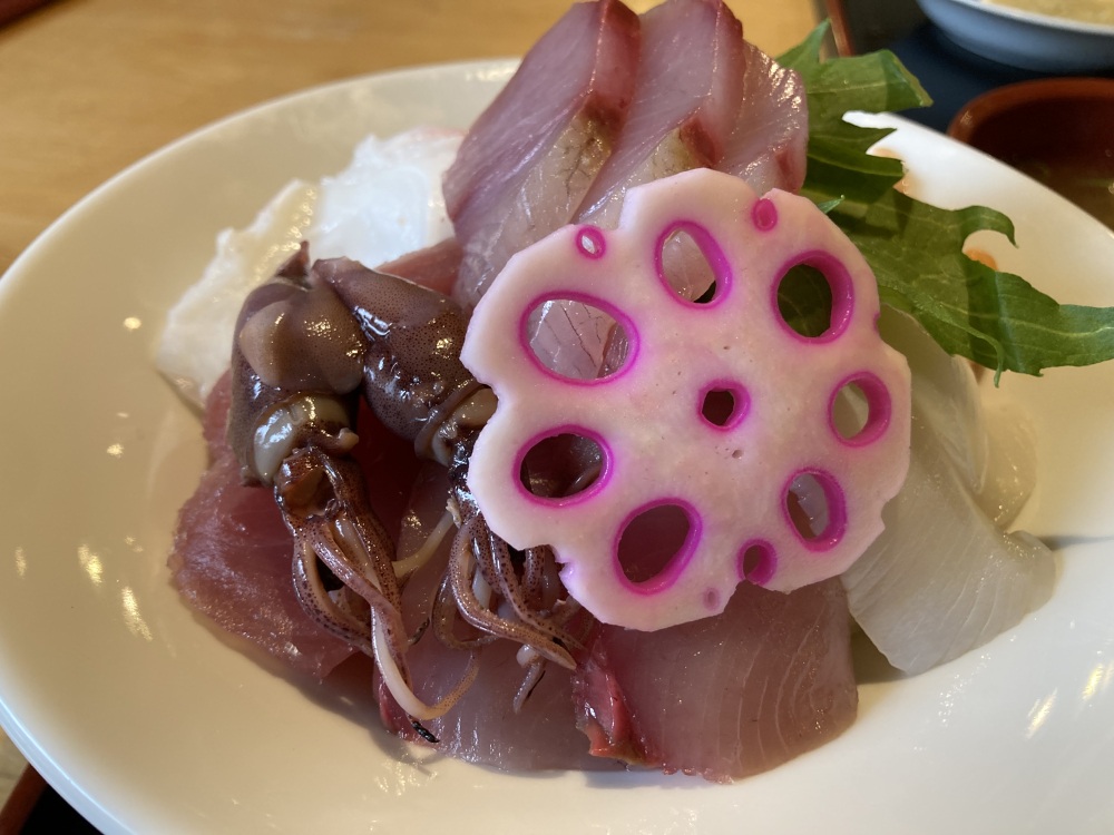 季節によって変化する美しい海鮮丼