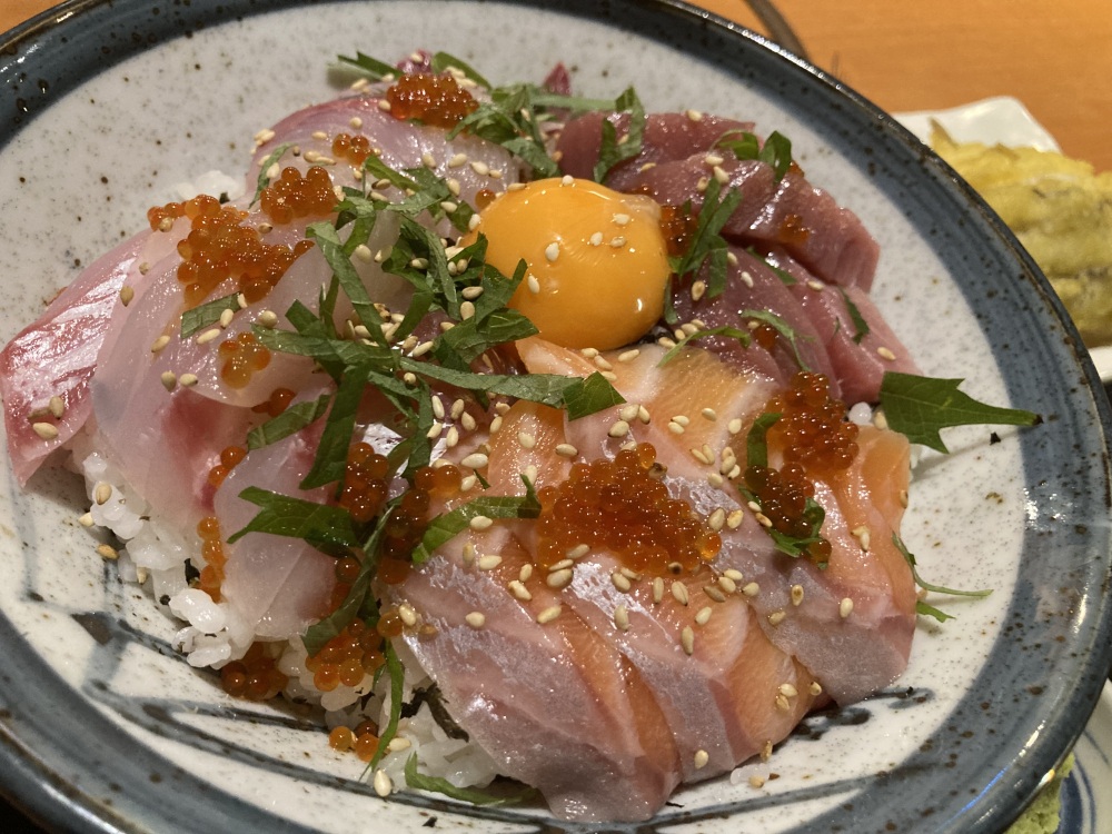 その日の仕入れによって全く違う海鮮丼に様変わり