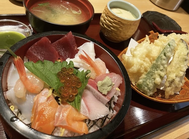 ランチのセットは天ぷら盛り付き