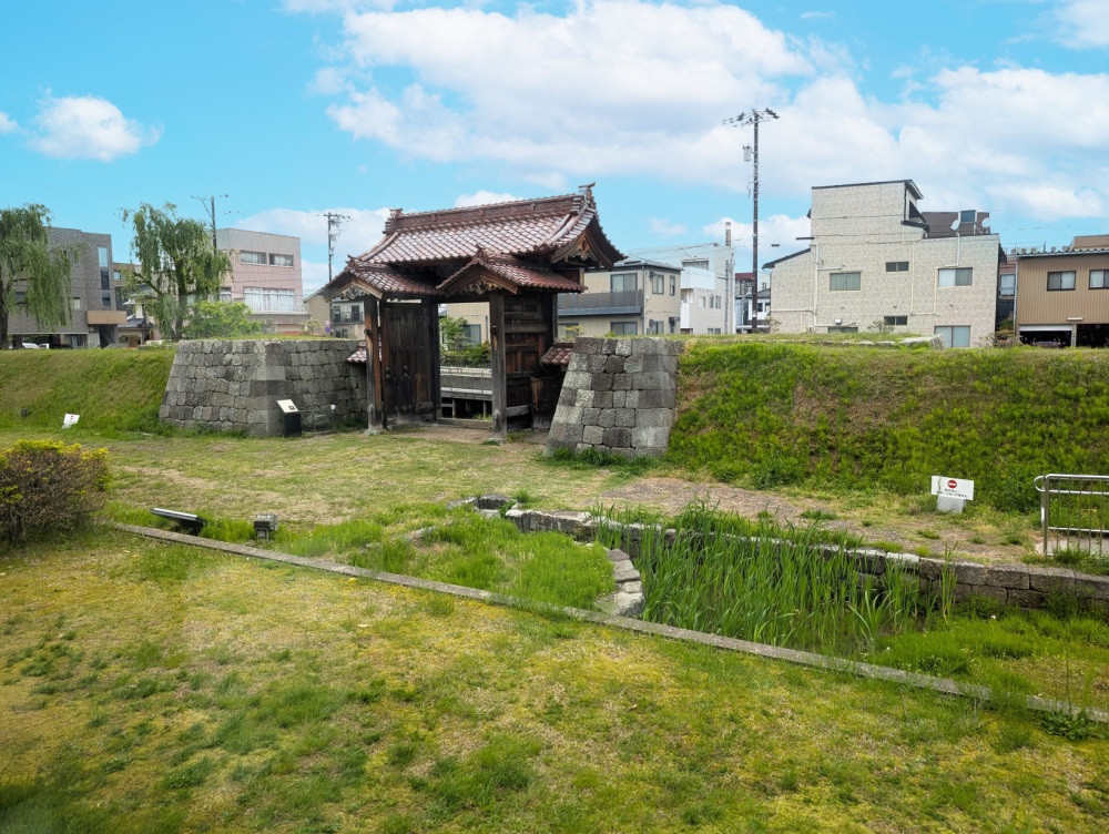 舎人門は館内から見ることもできます
