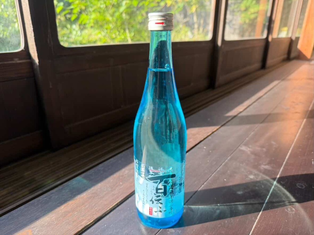 小浜の海辺に湧く名水百選「雲城水」を使った「百伝ふ（ももつたう）」