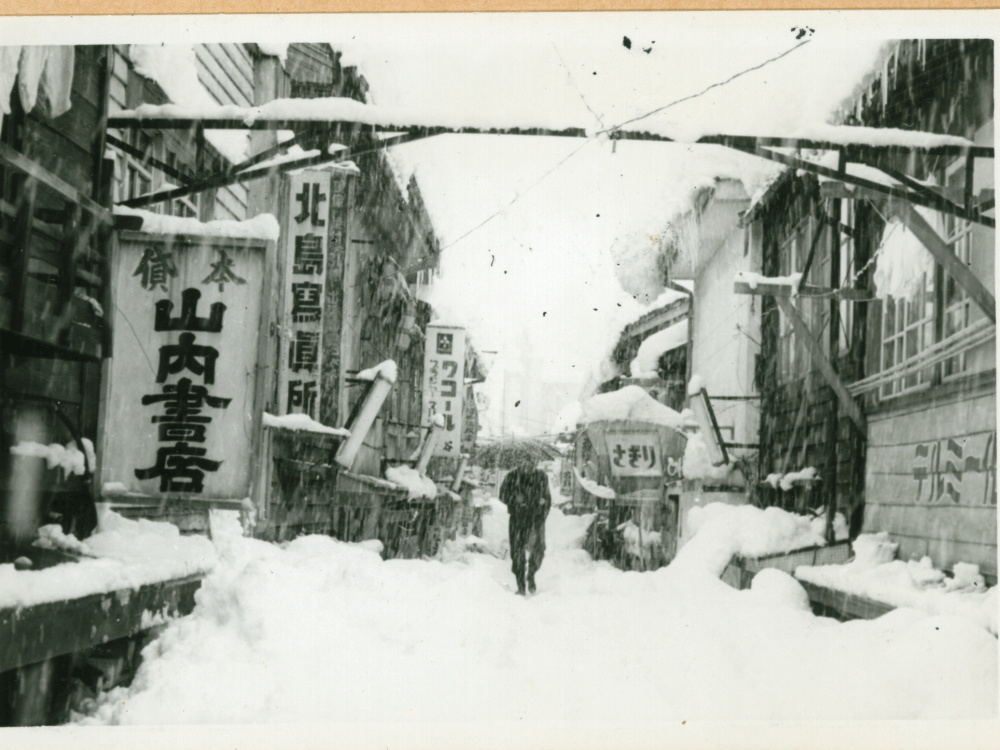 昭和38年の「さんぱち豪雪」時の新栄、とされています