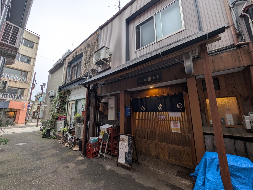 新栄商店街の「ハカセ通り」に面しています
