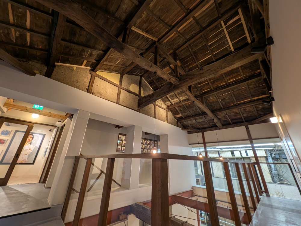 昔の建物の壁をそのまま使っています