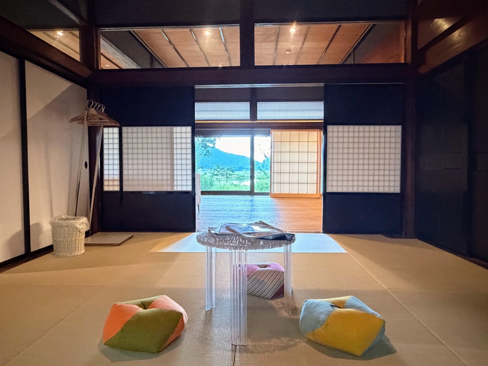畳の間で寝ころびながら外を眺めたくなる