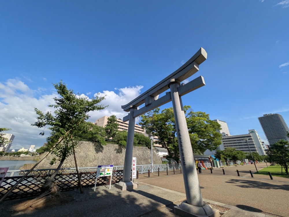 福井神社は福井城の真横、かつてのお城の中にあります
