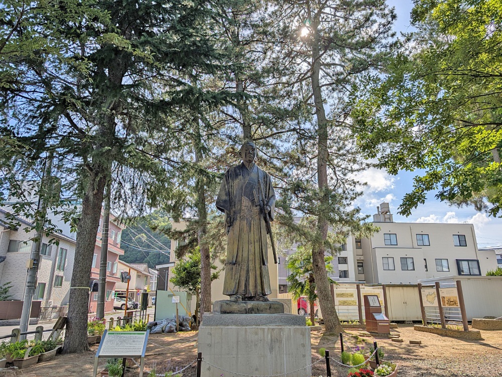 銅像が立つ場所には松尾芭蕉の宿泊地跡もあります