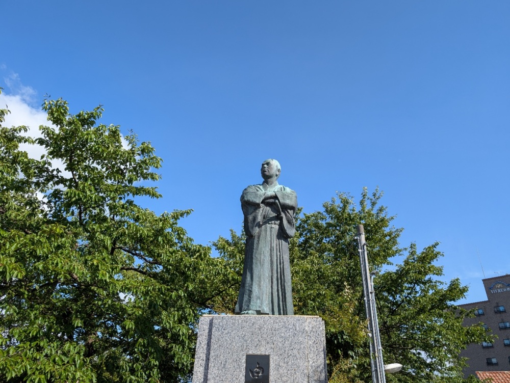 幸橋のたもとに立っています