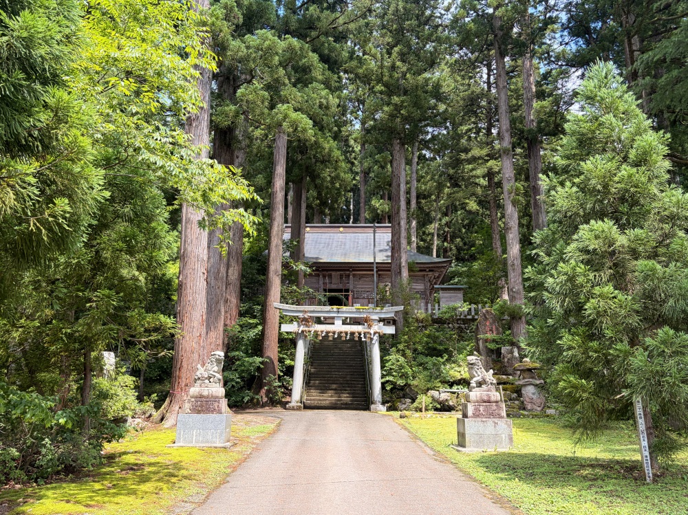 荘厳な雰囲気の拝殿