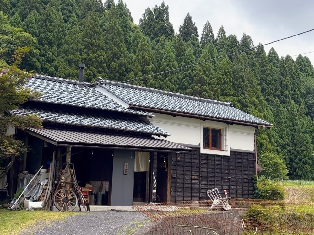 蔵の周囲には長尾さんの田んぼが広がる