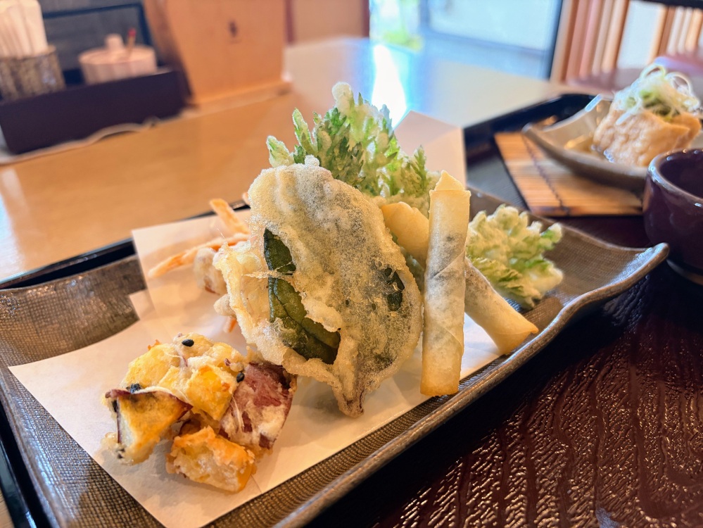 旬の山菜や野菜をシンプルに天ぷらで