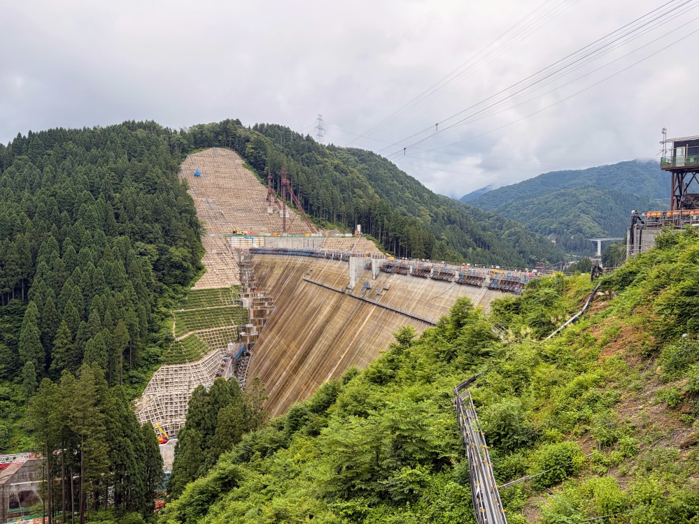 近くには建設中の足羽川ダム。日本最大級の流水型ダムは圧巻