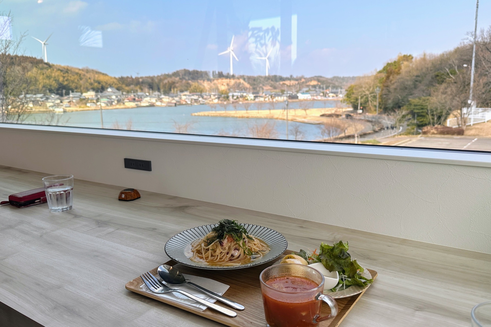 北潟湖を望む絶景カフェ「02 glee」であわらの幸をほおばる休日