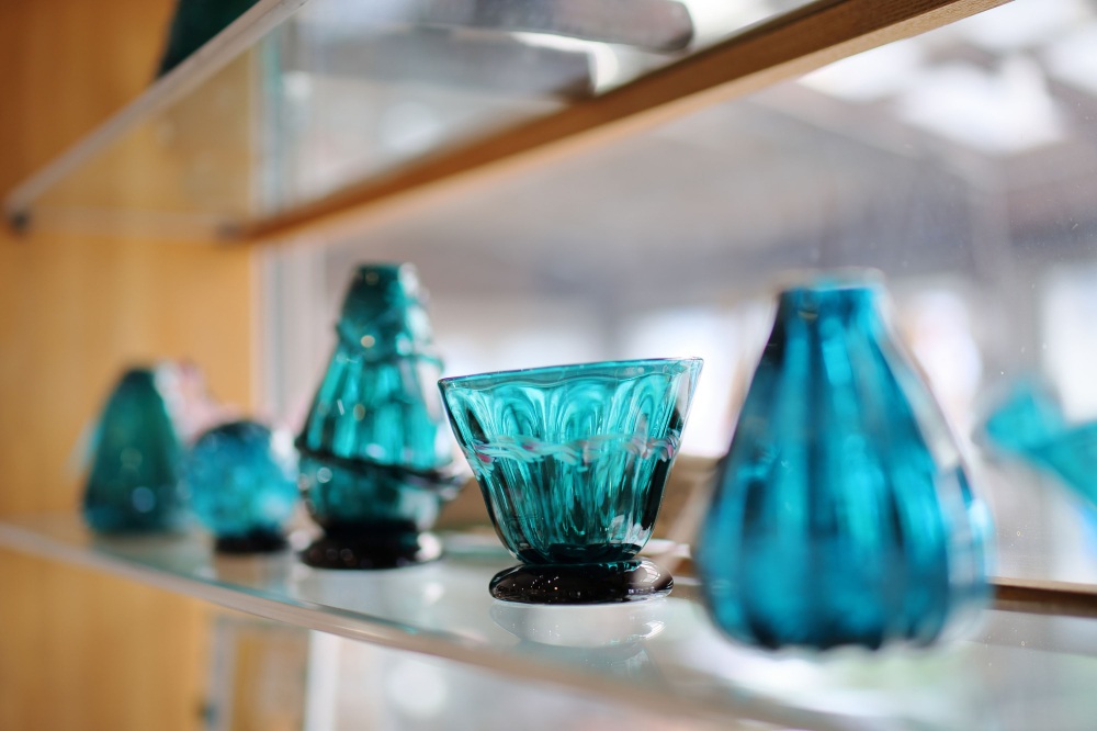 その輝きは、小浜の海そのもの【OBAMA blue（オバマブルー）】海岸沿いの小さなガラス工房で出逢う、世界にひとつだけの青