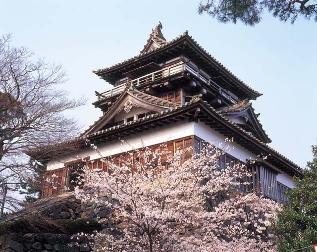 日本最古の天守閣・丸岡城と世界三大奇勝・東尋坊、三国湊町をのんびり散策