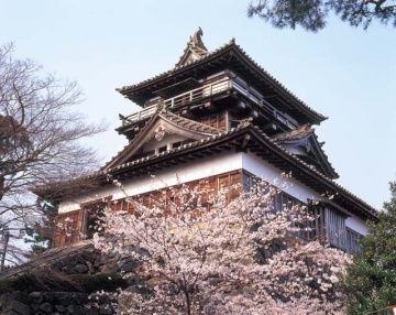 日本最古の天守閣・丸岡城と世界三大奇勝・東尋坊、三国湊町を…