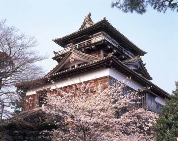 北陸唯一の現存天守・丸岡城と王道観光地・東尋坊、三国湊町の…