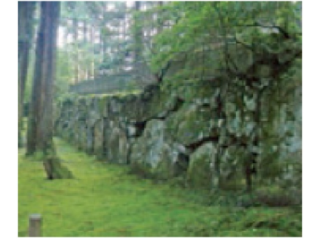 拝殿裏の大岩