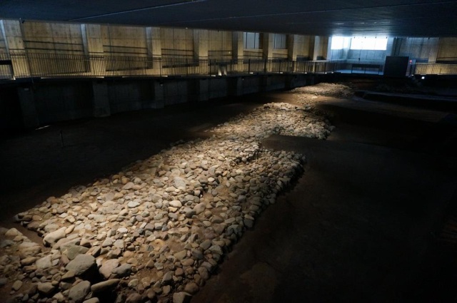 石敷遺構の露出展示（遺構展示室）