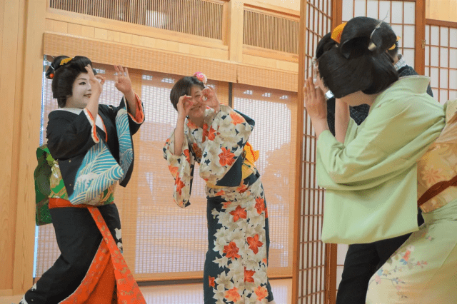 芸妓とふれあい、閉ざされた秘境の石切場へと向かうあわら旅