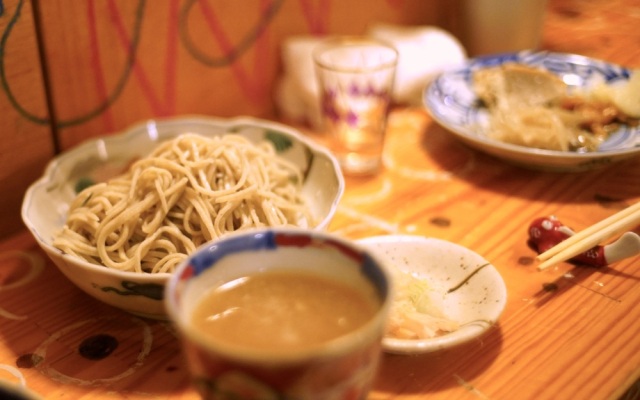 ここは少し変わった蕎麦屋です。店主も風変わり。でも石臼挽きの見事な蕎麦が食べれるんです。(ポポー軒/福井市)