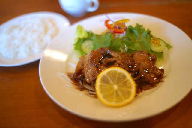 ご飯が進んで困るとんとん焼きと、殻までうまい甘海老フライを楽しもう。(ブリックハウス/美浜町)