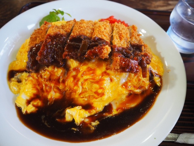 オムライスの上にとんかつ!ご当地グルメ「ボルガライス」を3軒食べ比べ