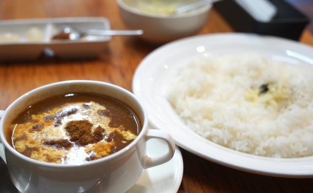 突き抜けたうまさ。個性的なカレーとオムライスにハマるの巻。(モーニングトマト/福井市)