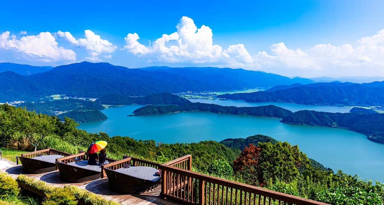 彩虹之路山頂公園福井的代表性景點，從山頂將三方五湖盡收眼底