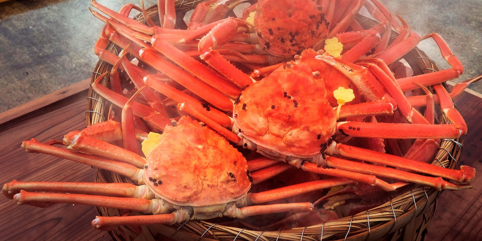 越前蟹肉質甜美有嚼勁，蟹膏飽滿，在當地有「冬日美味之王」的稱號