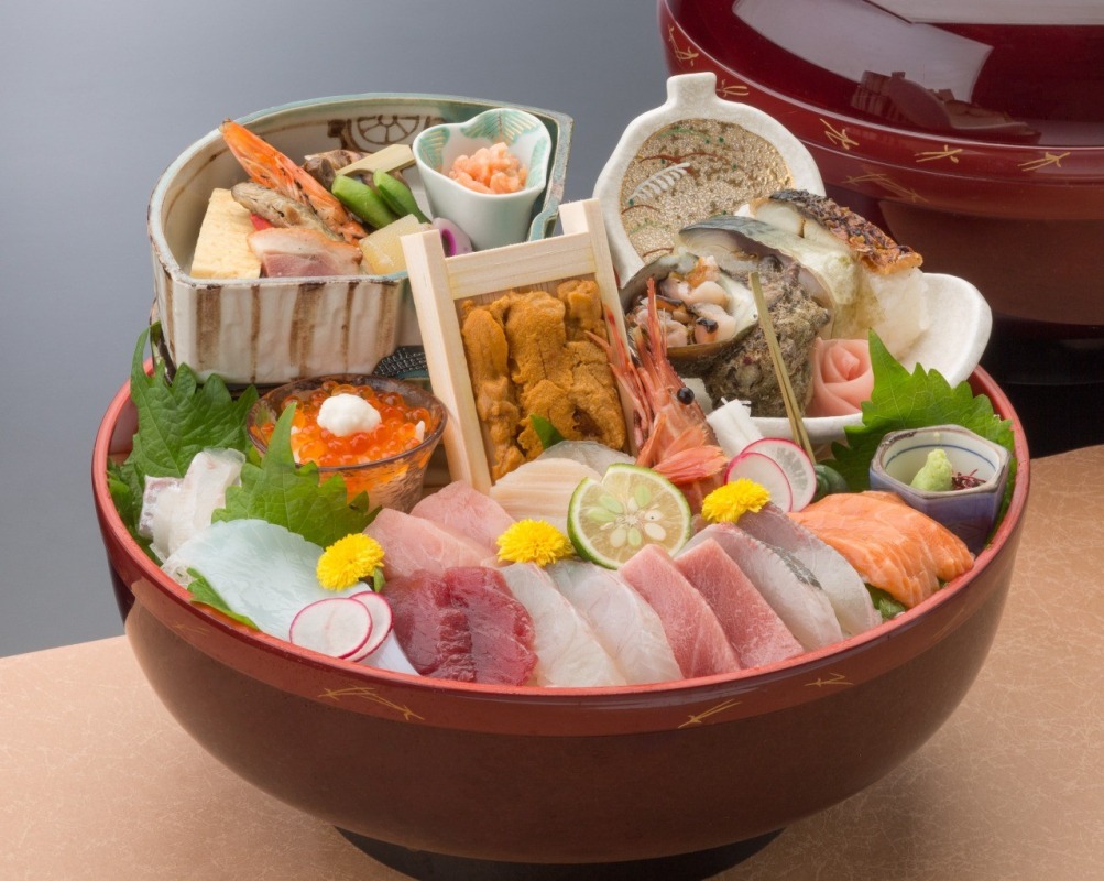 御食國和鯖街道若狹國曾為御食國，即先後向奈良和京都的宮廷進貢地方高級食品的地區