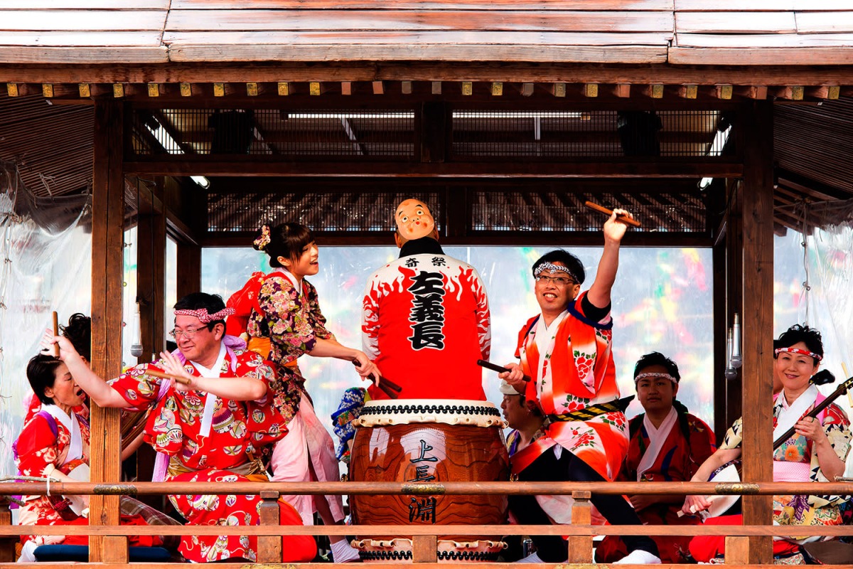 左義長祭全市喧騰鬧慶典，以大篝火畫下句點