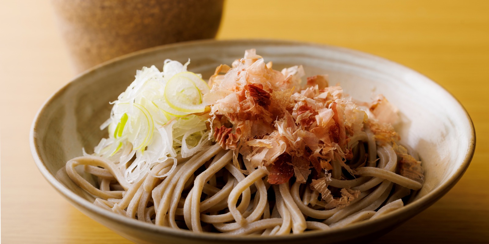 越前蘿蔔泥蕎麥麵蕎麥麵樸素簡單卻營養豐富，能療癒身心。在福井縣，尤其是北部地區，最常見的是越前蘿蔔泥蕎麥麵