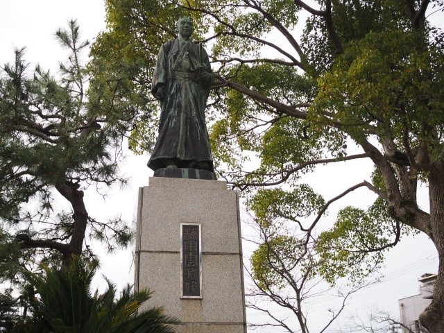 梅田雲浜像