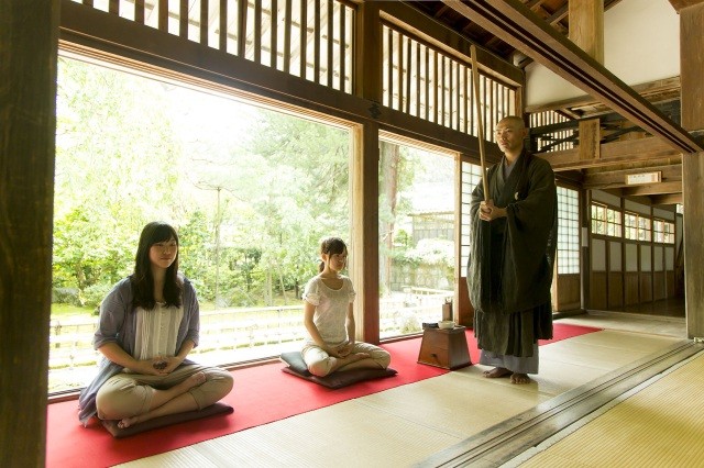 大安禅寺で座禅体験をしている様子