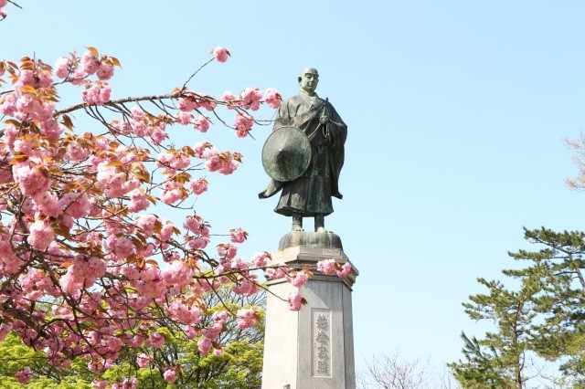 高村光雲作の蓮如上人像