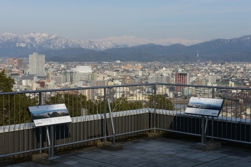 遠くの山々まで見渡せる絶景テラス 福井市の街の様子を見たいときには、2Fの白山テラスがおすすめです。晴れた日には遠くの白山山系が見渡せるほか、春には足羽川沿いの美しい桜並木を上から見下ろすことも。福井市内で最も眺めの良いスポットとして知られ、足羽山の豊かな自然の中、鳥のさえずりや虫の鳴き声に耳を澄ませながら、迫力満点の眺めを堪能できます。