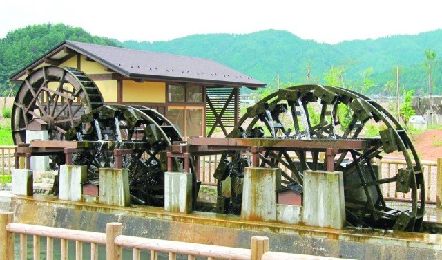 シンボルの三連水車