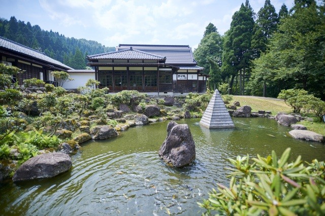 敷地内には鯉が泳ぐ池がある