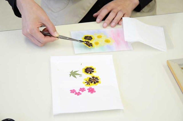 すいせん研修館・水仙押し花体験